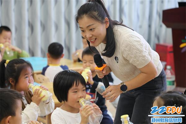 5高迎迎老师执教大班科学《进进出出的空气》