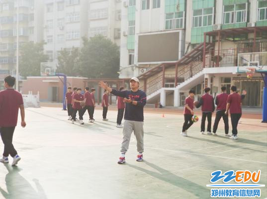 李晓峰老师示范投篮技巧