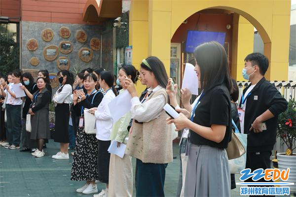 10学员老师纷纷拿手机记录精彩瞬间