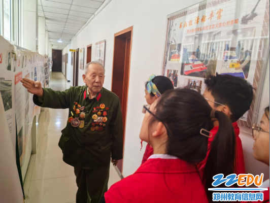 3张利修向志愿者们讲述党史