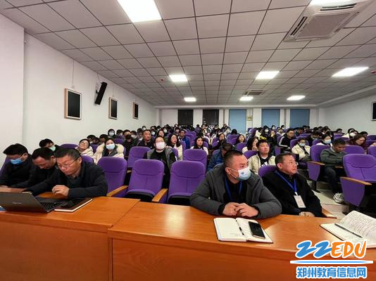 与会教职工认真听讲1
