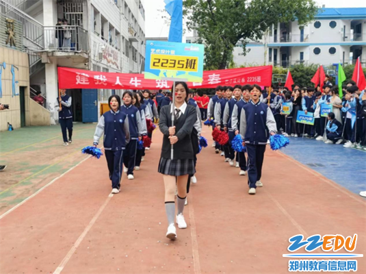 1 2235班级方队正在赶来