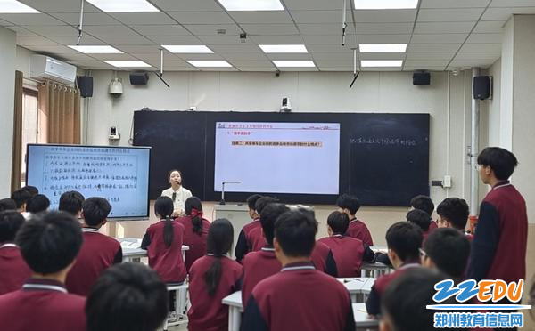 黄贞老师引导学生回答问题