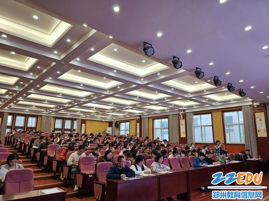 参会教师认真聆听
