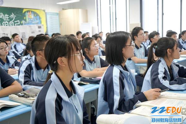 学生认真听讲
