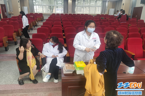 教职工向医师咨询中医健康知识_副本