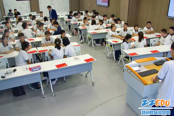 3同学们在积极参与班会话题讨论