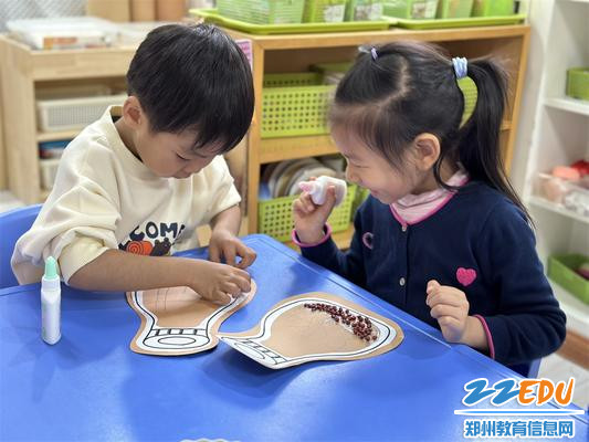 3小朋友动手粘种子贴画（3）