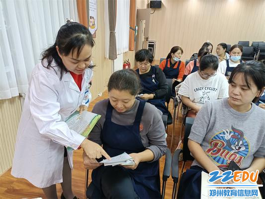 4发放健康教育资料