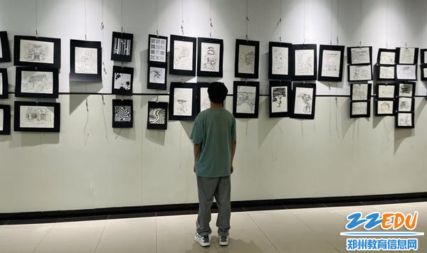 5学生驻足观看作品