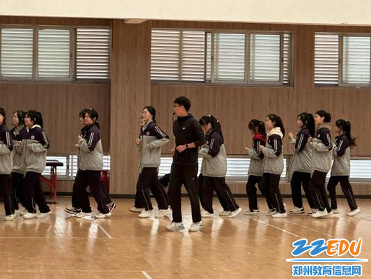 6体育教师张怀平的《跳皮筋绕筋转》