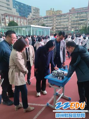 观摩交流组实地查看社团招新工作