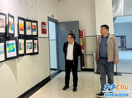 2校领导观看画展