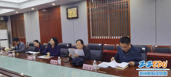 观摩交流组查阅资料