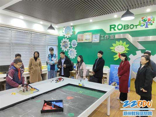 调研组在桐淮小学观看学生作品展示