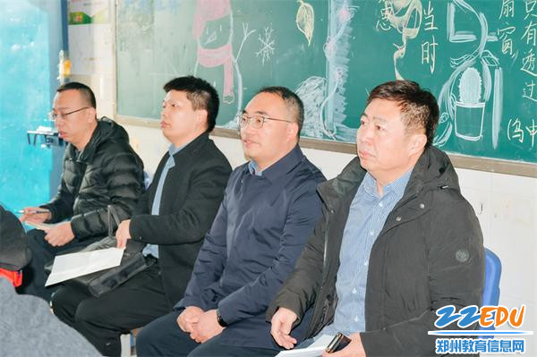 调研组在郑州市第十九初级中学现场观摩科学类实验课