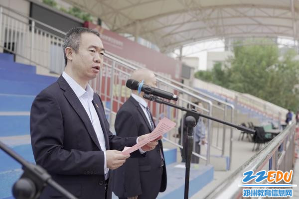 学校党总支书记、校长马海峰致开幕词