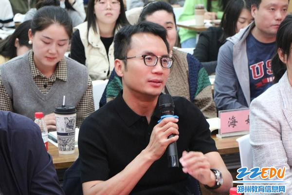 校长王长喜和朱郑州教授交流互动