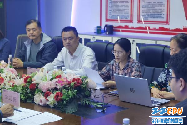 教科室副主任张琳琳主持开题论证会
