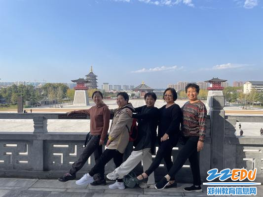 5开心留念的老师们
