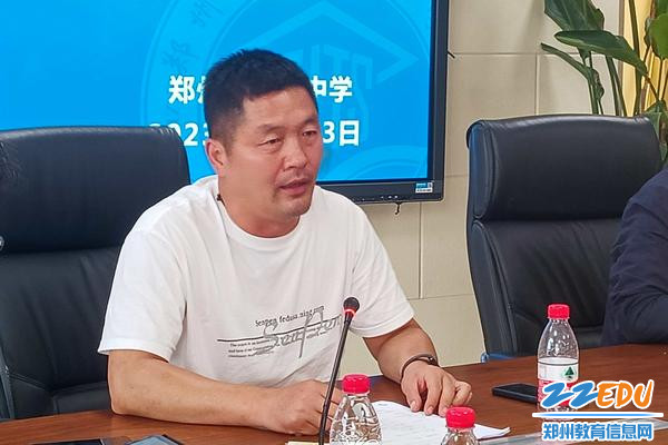 5.郑州市第十中学教务处主任高保军对各位老师的到来表示欢迎