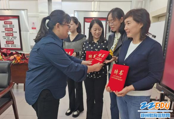 副校长宋歌为师傅们颁发聘书