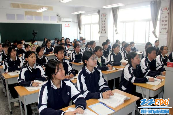 4学生认真听讲