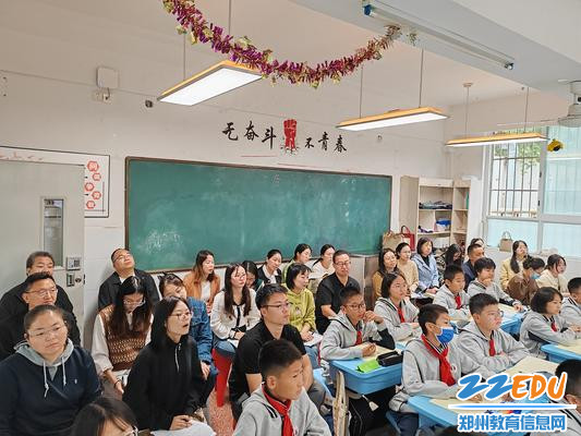 卢氏县老师们进教室听课