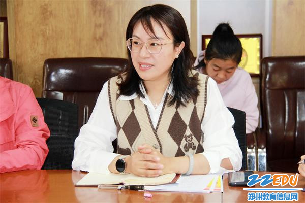 2新闻部主编、副校级干部李传斌主持本次活动