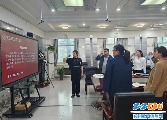 教务主任张爱萍带领青蓝双方教师宣誓