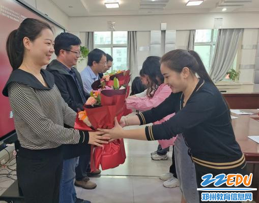 徒弟向师傅鲜花表示感谢