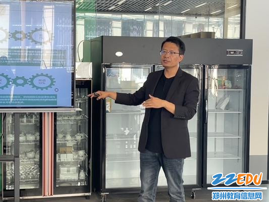 7旅游服务与管理专业技能工作室主持人郭琪介绍学校支持保障情况