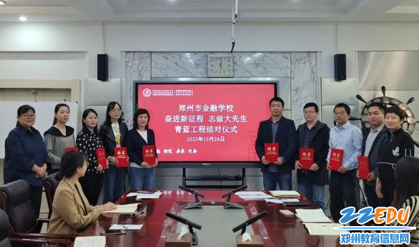 师傅们手拿聘书合影