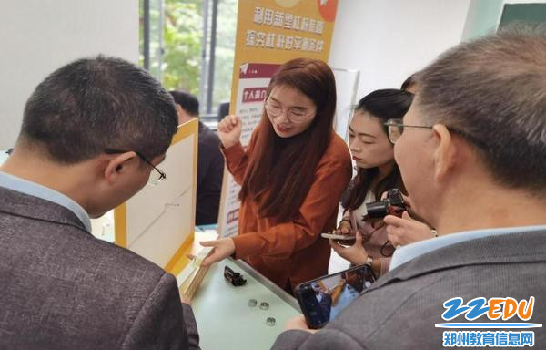 贾树杰老师向专家组评委老师展示创新实验