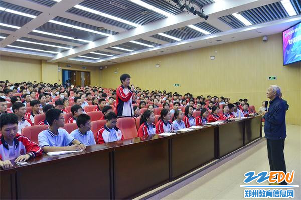 实验高中学生积极提问_副本