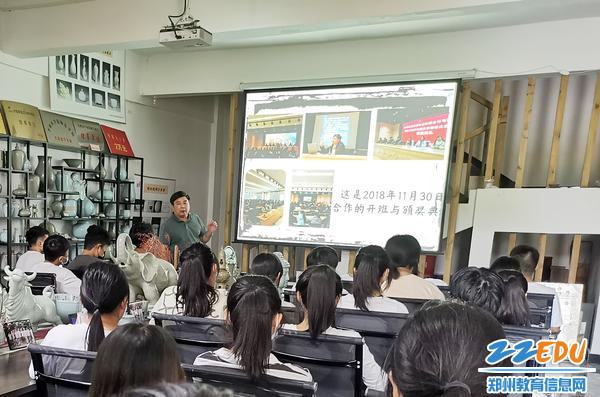 汝州市宣和坊汝瓷有限公司董事长杨云超为学生授课
