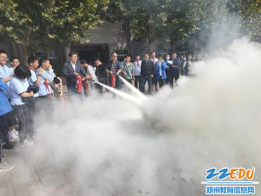 九年级班主任老师实践使用灭火器