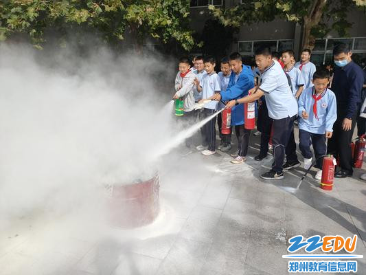 学生实践使用灭火器械