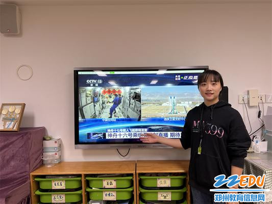 1.教师向孩子们介绍神舟十七号载人飞船发射的重要意义