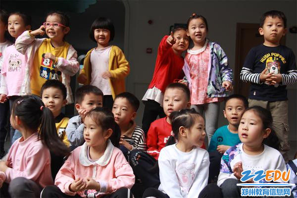 5孩子们为老师呐喊助威