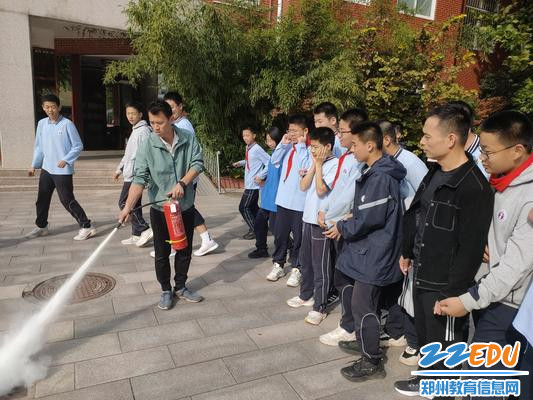 郑州八中团委书记黄晓杰讲解示范灭火器的使用