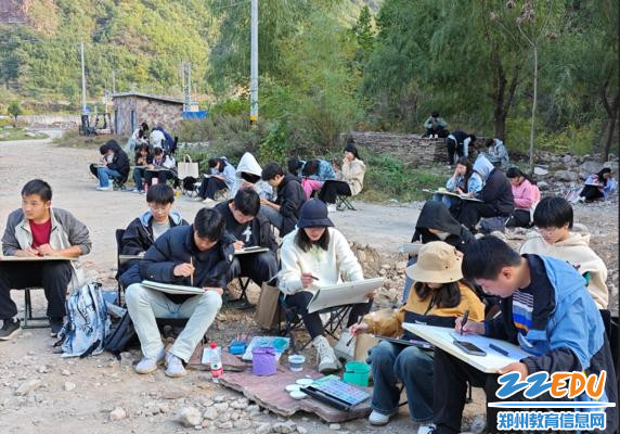 2老师和学生绘画现场图