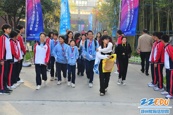 志愿者引领参赛选手到指定区域就坐
