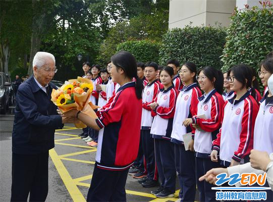 志愿者向院士献花