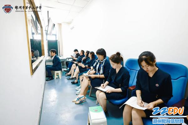 老师们认真学习