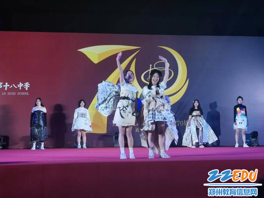 高二（5）班表演《重生》