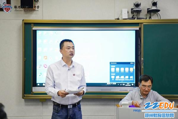 副校长倪海军介绍参会专家