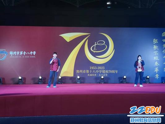 高二（6）班马欣悦和张驰同学演唱歌曲《飞云之下》