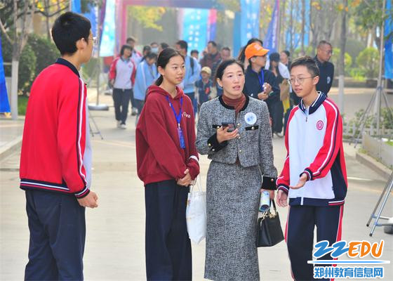 志愿者引领参赛选手