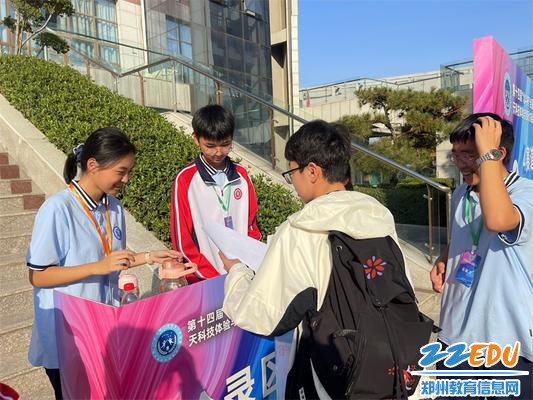 志愿者检查参赛选手报名信息